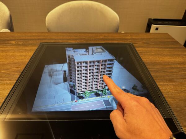 空中ディスプレイにより投影されたデジタル模型