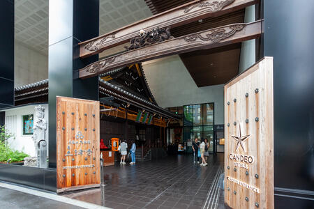 境内とホテルエントランスを兼ねたアプローチ