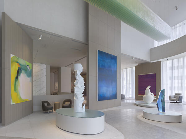 「Brillia Tower 堂島」 共用部アート作品展⽰⾵景　撮影：市川靖史