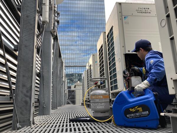空調冷媒の再生利用作業（冷媒回収）の様子