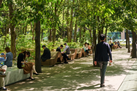 「大手町の森」内の通路