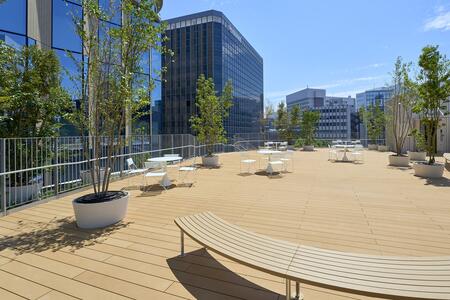 店舗棟屋上広場空間「空のにわ」